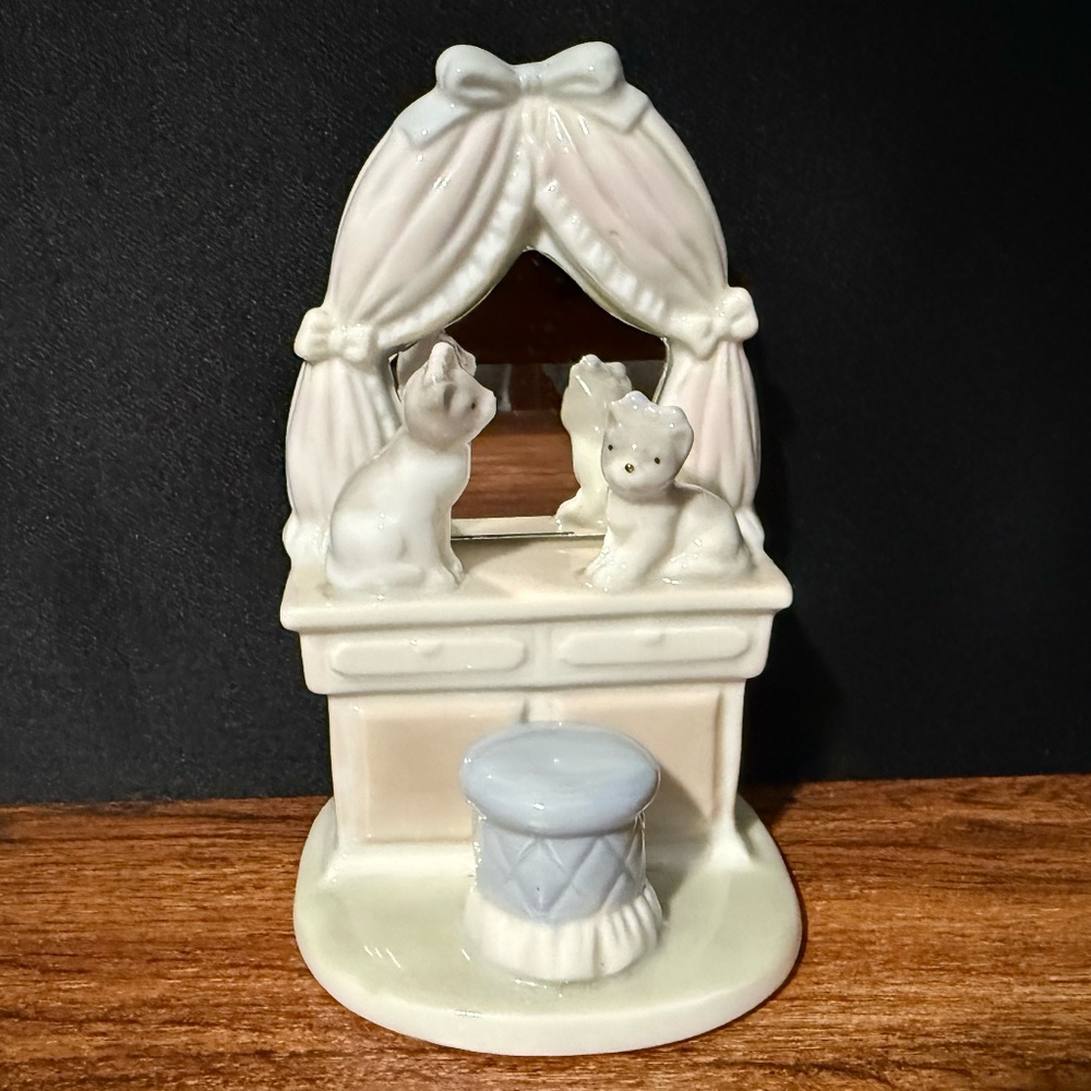 Figurine with 2 Cats Sitting on Vanity